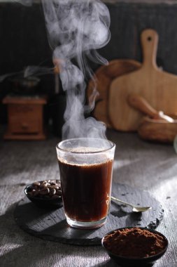 İçinden buhar çıkan bir fincan kahve.