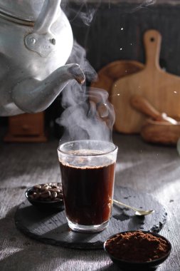 İçinden buhar çıkan bir fincan kahve.