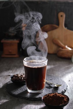 İçinden buhar çıkan bir fincan kahve.