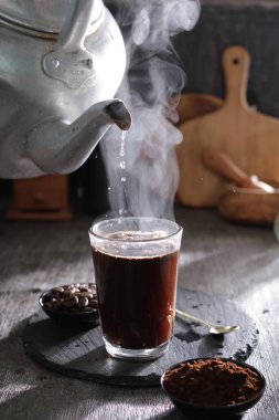 İçinden buhar çıkan bir fincan kahve.