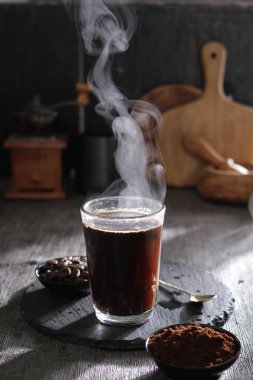 İçinden buhar çıkan bir fincan kahve.