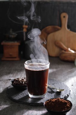 İçinden buhar çıkan bir fincan kahve.