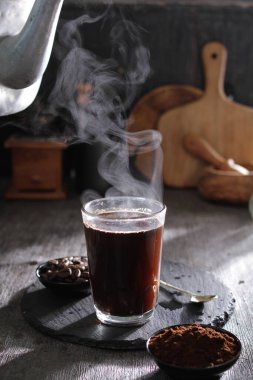 İçinden buhar çıkan bir fincan kahve.