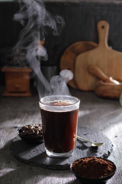 İçinden buhar çıkan bir fincan kahve.