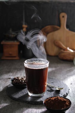 İçinden buhar çıkan bir fincan kahve.