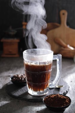 İçinden buhar çıkan bir fincan kahve.