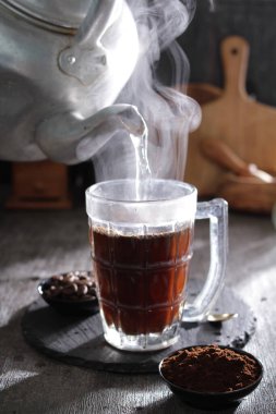 İçinden buhar çıkan bir fincan kahve.