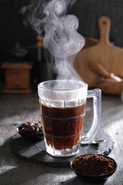 İçinden buhar çıkan bir fincan kahve.