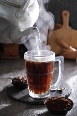 İçinden buhar çıkan bir fincan kahve.