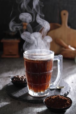 İçinden buhar çıkan bir fincan kahve.