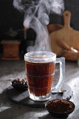 İçinden buhar çıkan bir fincan kahve.