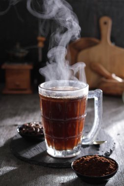 İçinden buhar çıkan bir fincan kahve.