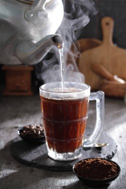 İçinden buhar çıkan bir fincan kahve.