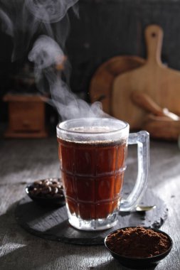 İçinden buhar çıkan bir fincan kahve.