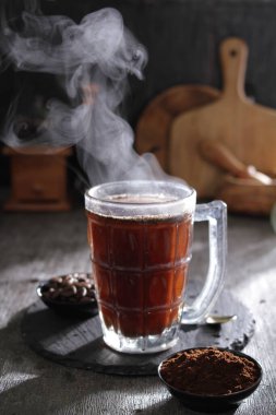 İçinden buhar çıkan bir fincan kahve.