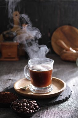 İçinden buhar çıkan bir fincan kahve.