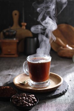 İçinden buhar çıkan bir fincan kahve.