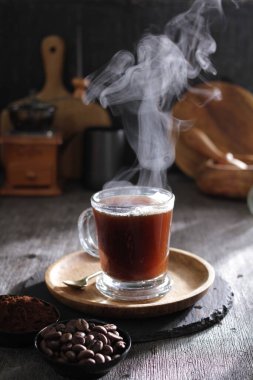 İçinden buhar çıkan bir fincan kahve.