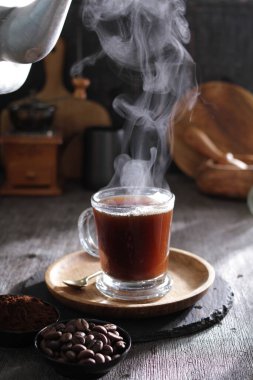 İçinden buhar çıkan bir fincan kahve.