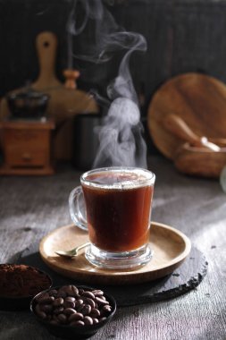 İçinden buhar çıkan bir fincan kahve.