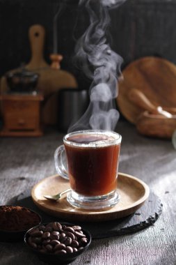 İçinden buhar çıkan bir fincan kahve.