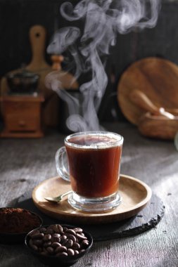 İçinden buhar çıkan bir fincan kahve.