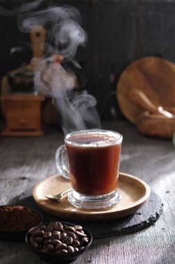 İçinden buhar çıkan bir fincan kahve.