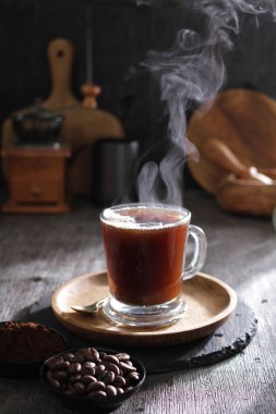 İçinden buhar çıkan bir fincan kahve.