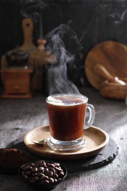 İçinden buhar çıkan bir fincan kahve.