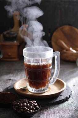 İçinden buhar çıkan bir fincan kahve.