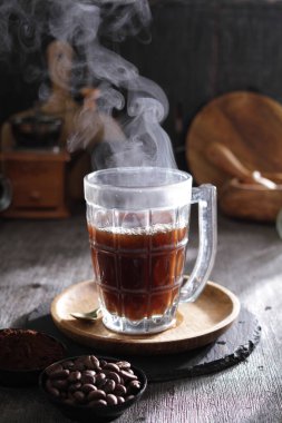 İçinden buhar çıkan bir fincan kahve.