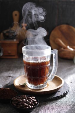 İçinden buhar çıkan bir fincan kahve.