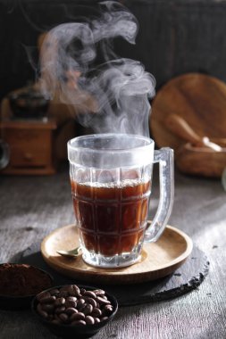 İçinden buhar çıkan bir fincan kahve.