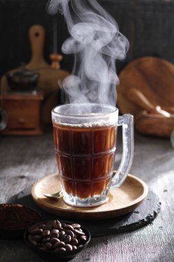 İçinden buhar çıkan bir fincan kahve.
