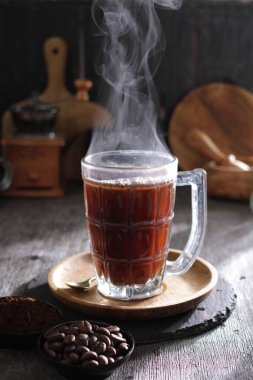 İçinden buhar çıkan bir fincan kahve.