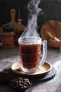 İçinden buhar çıkan bir fincan kahve.