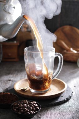 Bardağa doldurulmuş bir fincan kahve.