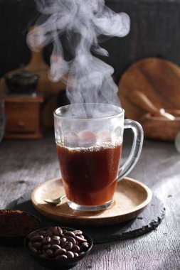İçinden buhar çıkan bir fincan kahve.