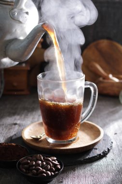 Bardağa doldurulmuş bir fincan kahve.