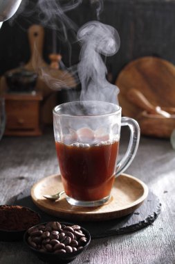 İçinden buhar çıkan bir fincan kahve.