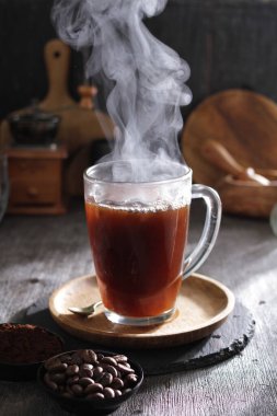 İçinden buhar çıkan bir fincan kahve.