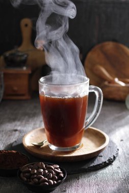 İçinden buhar çıkan bir fincan kahve.