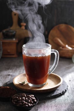 İçinden buhar çıkan bir fincan kahve.