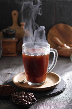 İçinden buhar çıkan bir fincan kahve.