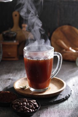 İçinden buhar çıkan bir fincan kahve.
