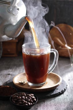 Bardağa doldurulmuş bir fincan kahve.