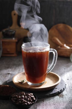 İçinden buhar çıkan bir fincan kahve.