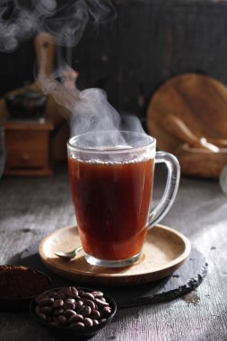 İçinden buhar çıkan bir fincan kahve.