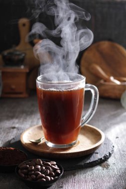 İçinden buhar çıkan bir fincan kahve.