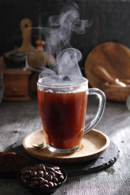 İçinden buhar çıkan bir fincan kahve.
